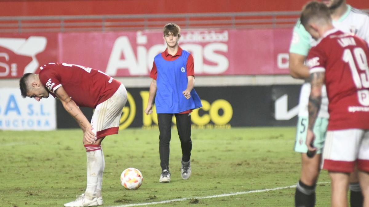 Íñigo Piña se lamenta a la conclusión del partido del domingo. | ISRAEL SÁNCHEZ