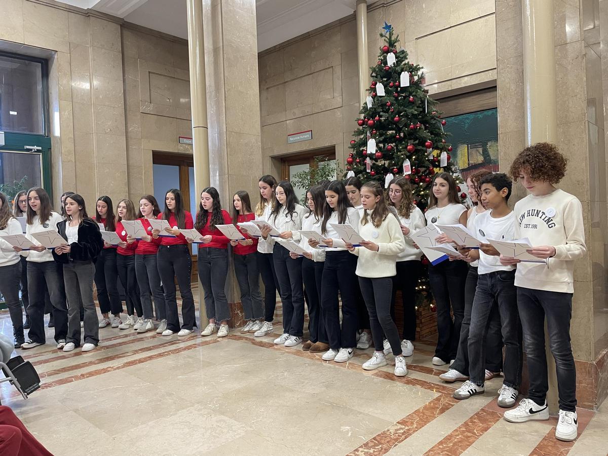 Decoració de l’arbre de Nadal i actuació musical al vestíbul de l'hospital Trueta per part dels alumnes de l’escola La Salle, juntament amb l’Associació Donem Girona.
