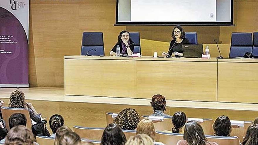 Caterina Canyelles, durante su intervención las jornadas del IB-Dona. La presentó Victòria Ferrer.