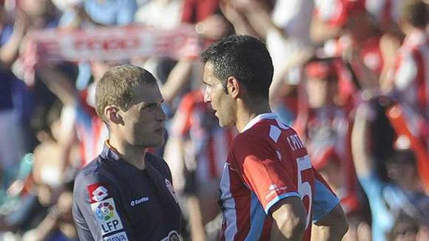 Álex y Pita se saludan tras el último Lugo-Deportivo en Segunda.