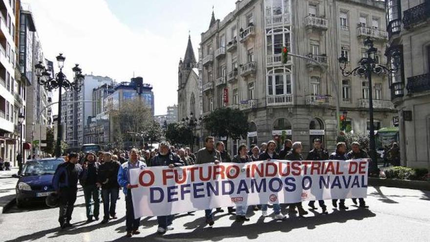 Delegados y trabajadores del naval marchan por las calles de Vigo en defensa del sector.  // Jorge Santomé