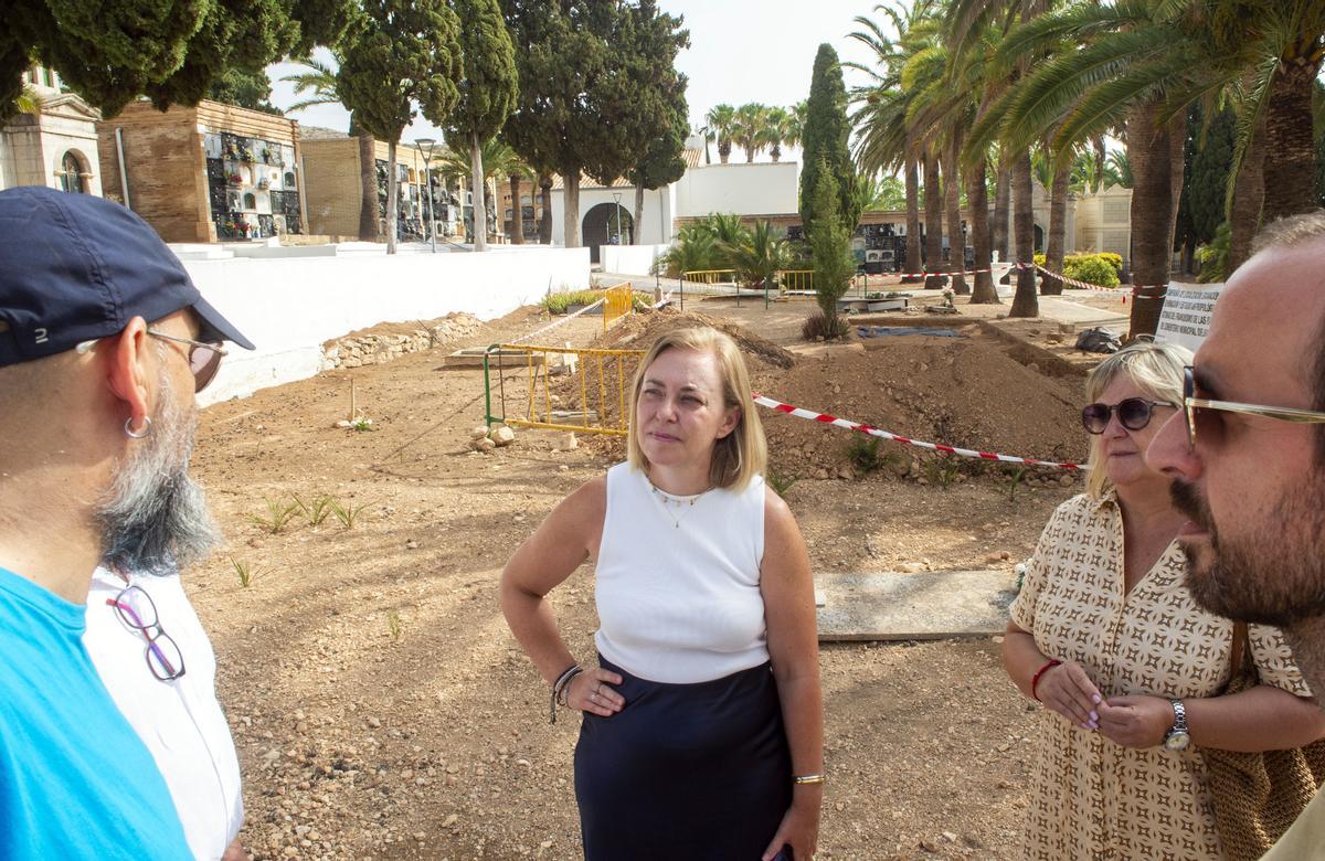 La vicepresidenta de la Diputación de Valencia, Natàlia Enguix, en el cementerio de Llíria.