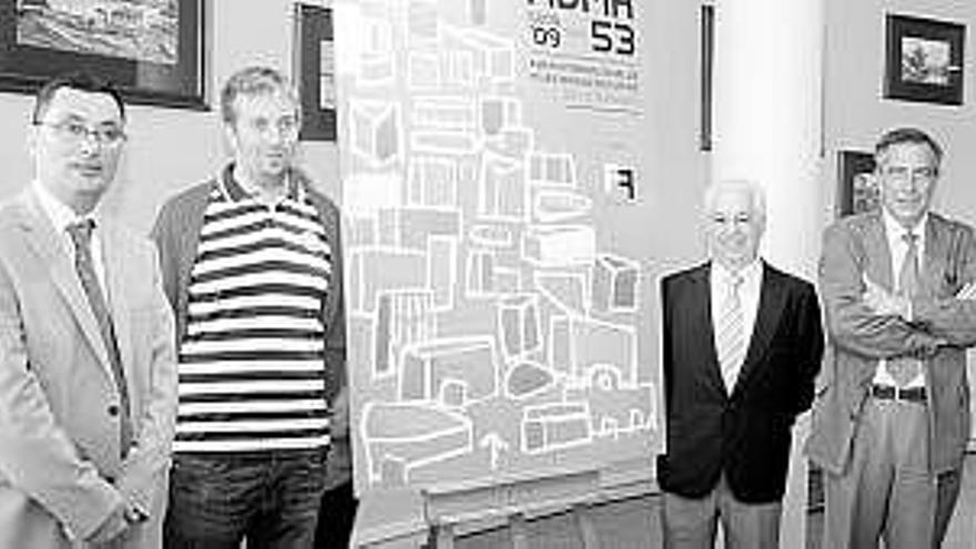Por la izquierda, Javier de la Ballina, director de la Cámara de Comercio de Gijón; Edgar Plans, autor del cartel; Luis Arias de Velasco, presidente cameral, y Álvaro Muñiz, director de Actividad Ferial.