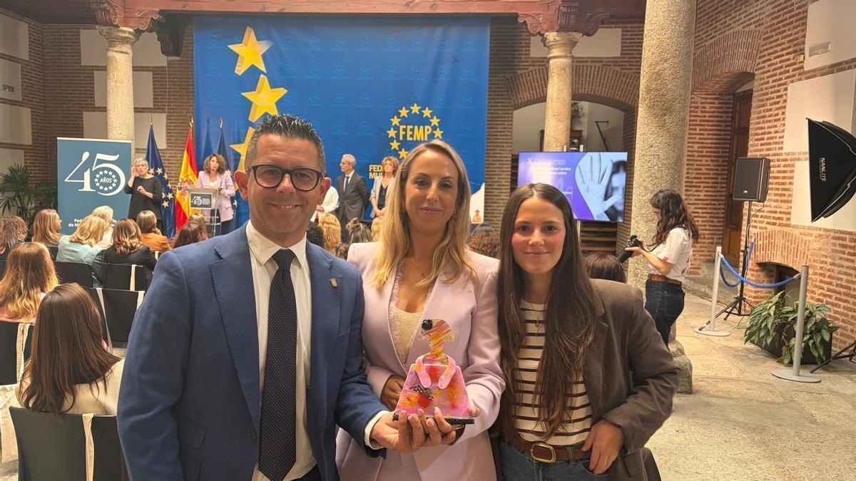 El alcalde de Ibiza, Rafael aTriguero junto a Sara Barbado y Sara Vazquez durante la entrega de premios en Madrid