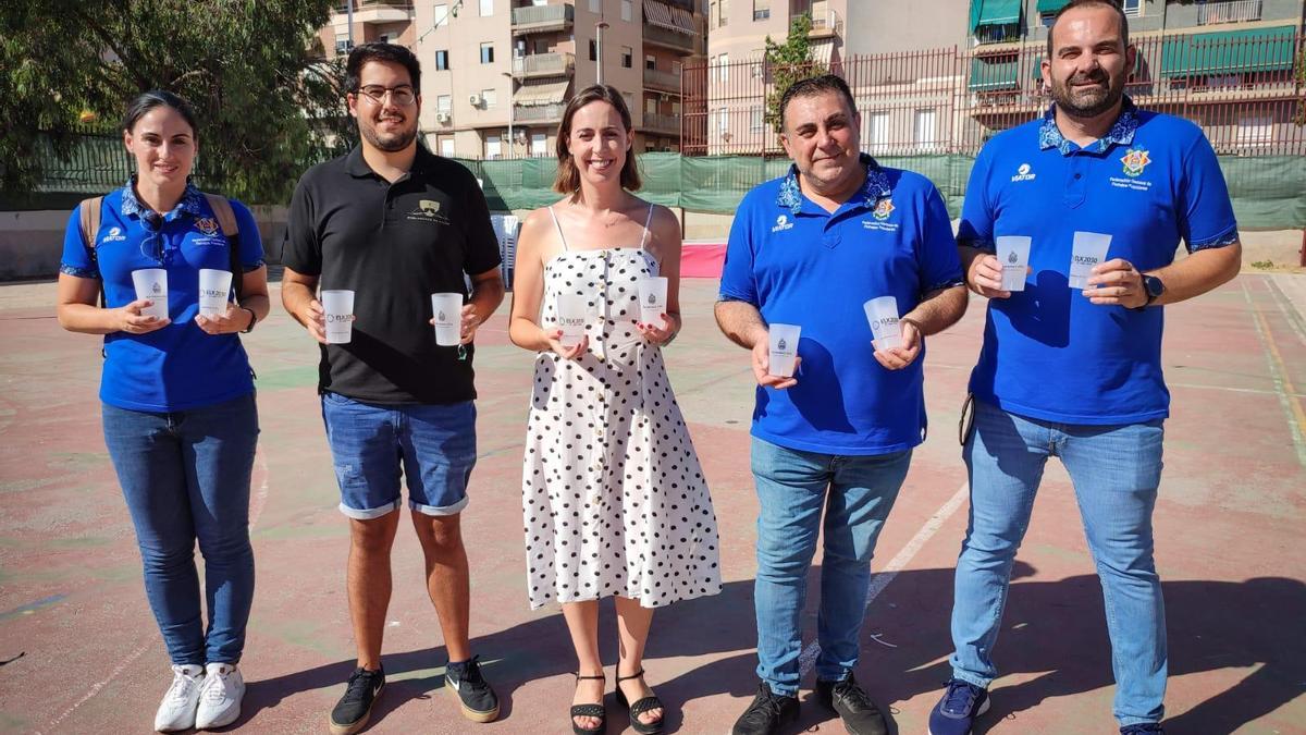 Representantes de entes festeros y la edil Esther Díez con los vasos