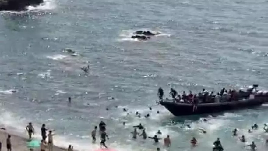 Una testigo de la llegada de la patera a la playa de Cartagena: "Saltó al mar una mujer embarazada que preguntaba si estaba en Alicante"