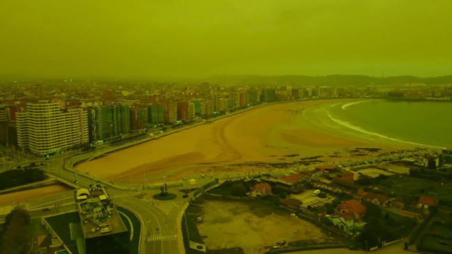 Gijón, cubierto por una nube de humo, a vista de dron