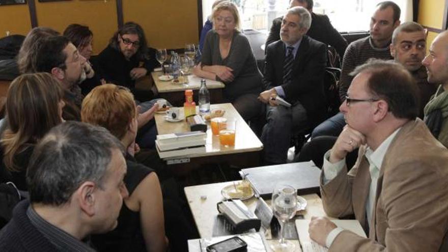 Gaspar Llamazares y Jesús Iglesias, en la mañana de ayer, durante una reunión con intelectuales de izquierdas en un café de Gijón.  ángel gonzález