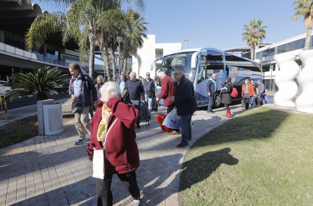 Manises absorbe los vuelos desviados desde Alicante por el incendio del Altet