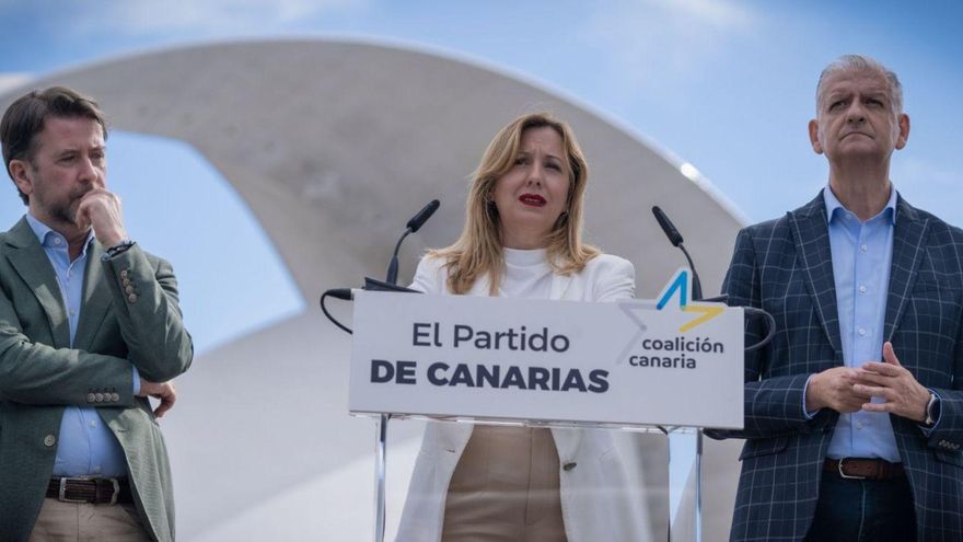 Rosa Dávila, candidata de CC al Cabildo, ayer entre Carlos Alonso y Francisco Linares en la presentación de su programa electoral.