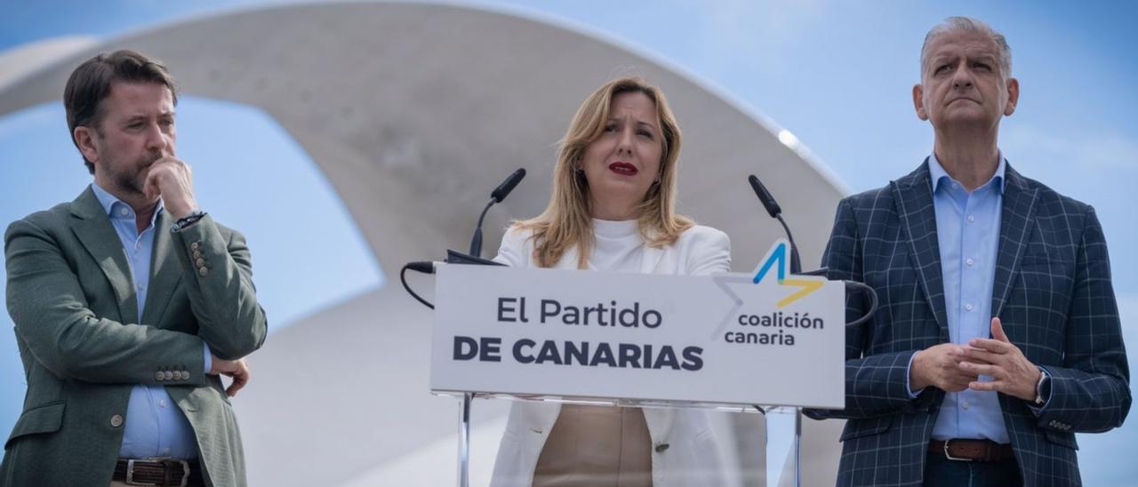 Rosa Dávila, candidata de CC al Cabildo, ayer entre Carlos Alonso y Francisco Linares en la presentación de su programa electoral.