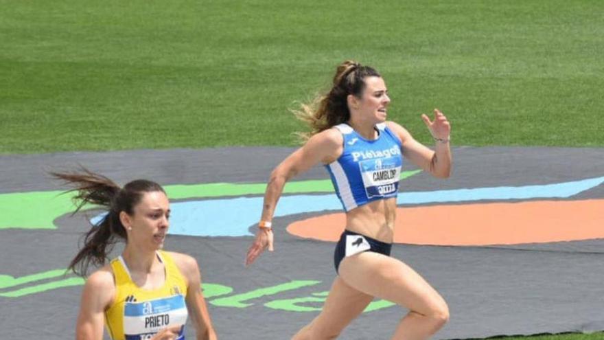 Bárbara Camblor, al fondo, durante las semifinales de los 400 metros del campeonato de España disputado en La Nucía (Alicante). |