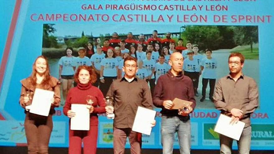 Enrique Linares (en el centro) recoge uno de los premios otorgados al CP Ciudad de Zamora.