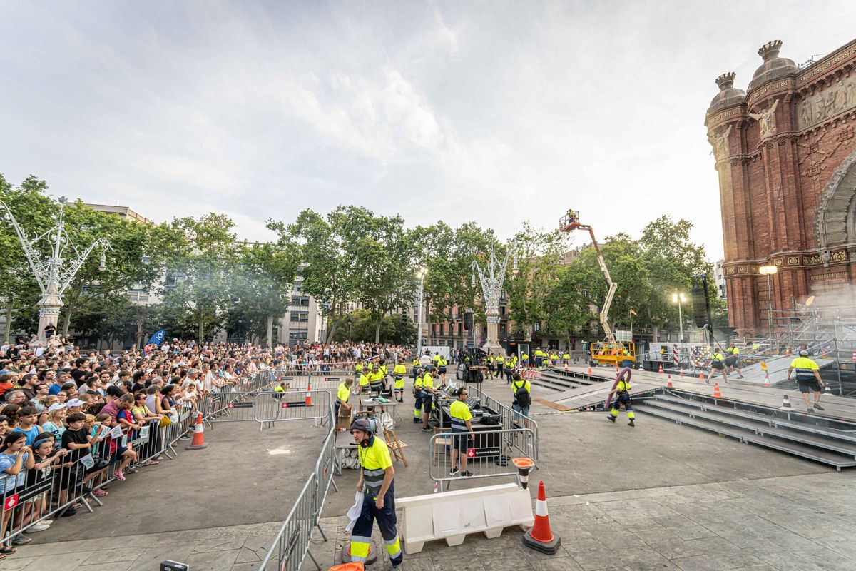 Marc Salicrú desata un espectáculo caótico con más de 300 personas en el Arc de Triomf