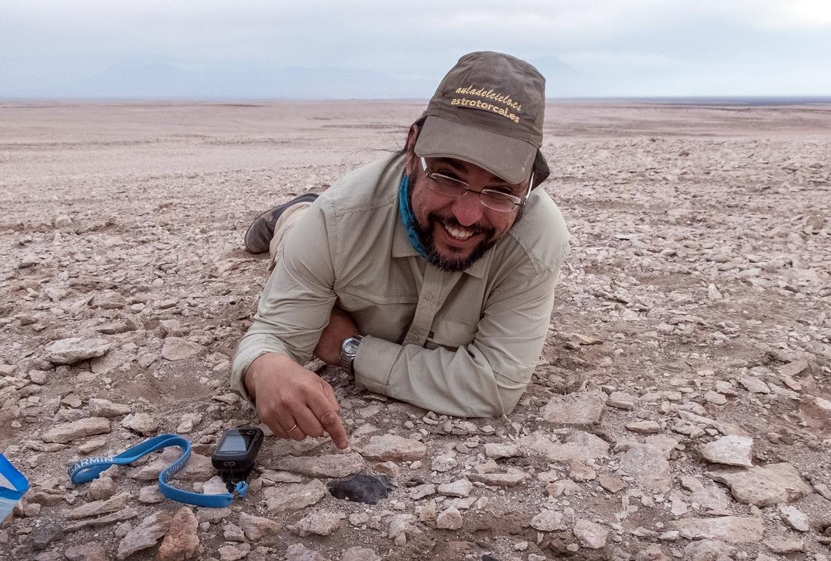 Meteorito encontrado en el desierto de Atacama en Chile (2016) por miembro de la Sociedad Malagueña de Astronomía Francisco Gálvez, director del Observatorio Astronómico del Torcal y de Aula del Cielo.