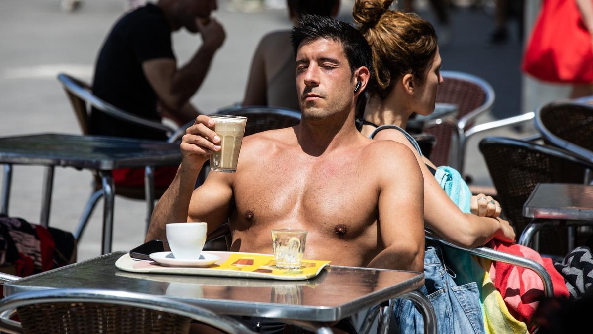 Un café con hielo en una terraza de Barcelona