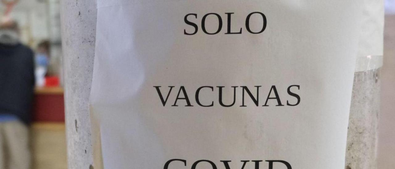 Cartel alusivo a la vacunación en un centro de salud de Elda.