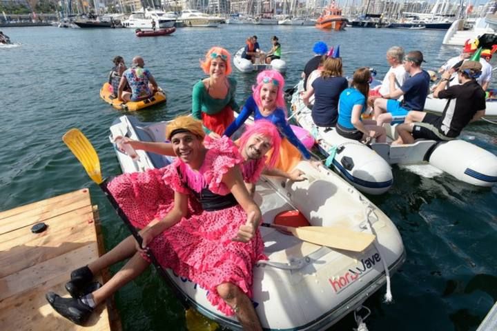 Izado de banderas de ARC y regata Dinguies (dinghies) en el muelle deportivo