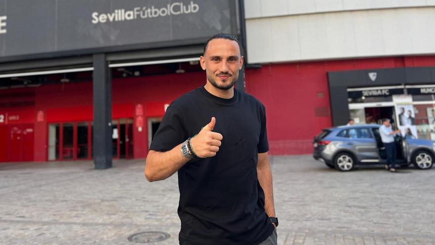 VÍDEO | Giorgi Kochorashvili posa como nuevo jugador del Sevilla antes de firmar hasta 2030