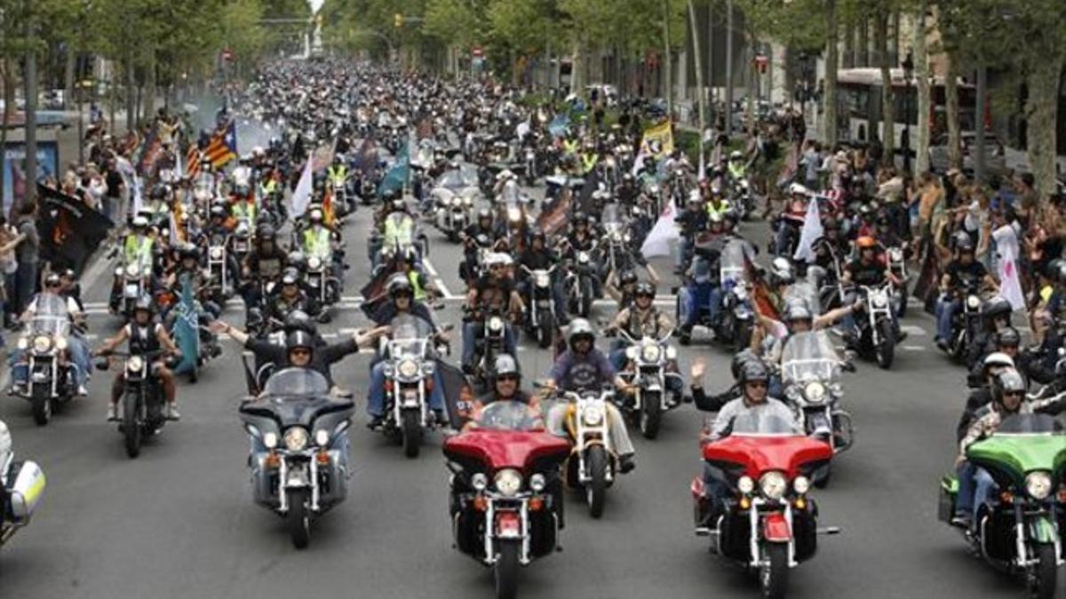 Encuentro de moteros con sus Harley Davidson en la Gran Via.