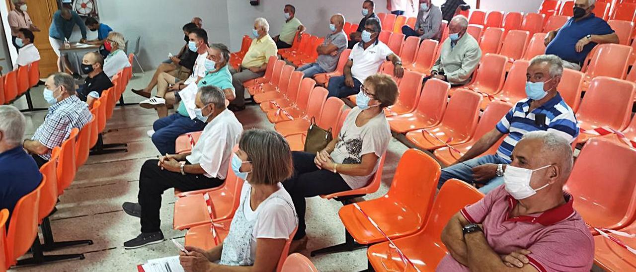 Comuneros de Beluso presentes en la asamblea. |   // SANTOS ÁLVAREZ