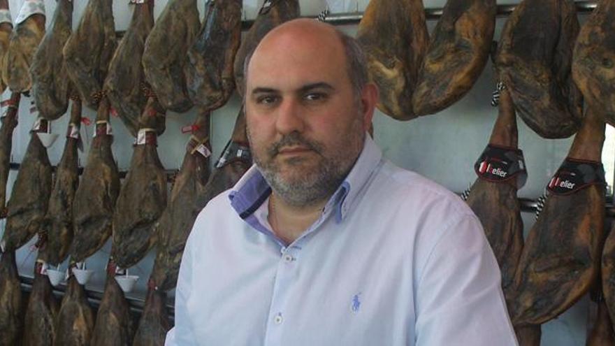 Elier Ballesteros, en su tienda de Toro.