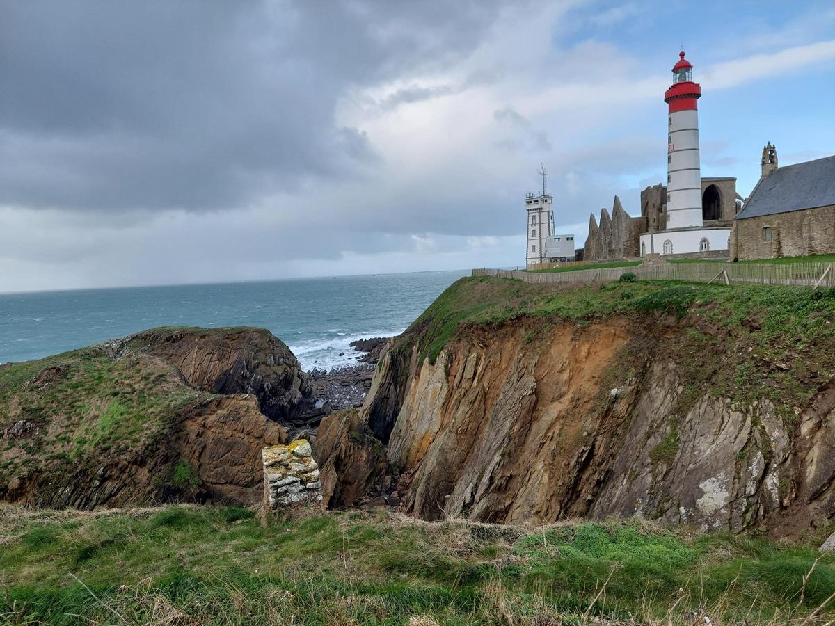 Faro y acantilados de Finisterre