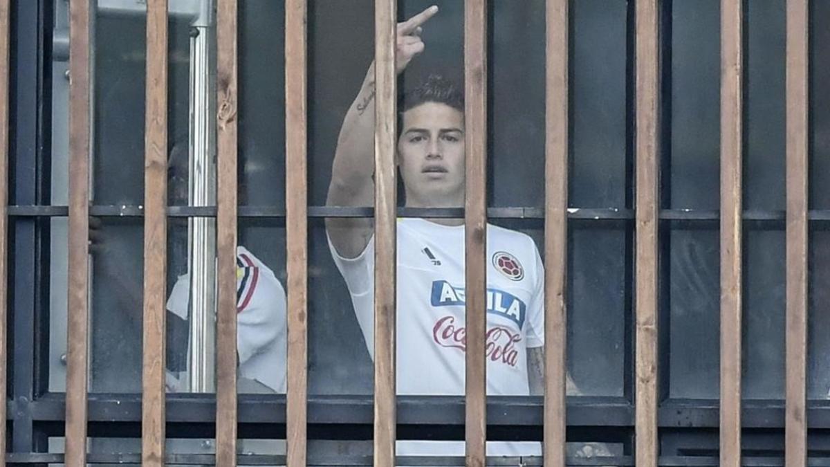 James Rodriguez haciendo una peineta en la concentración con la selección colombiana