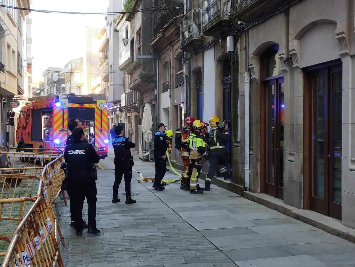 Momento en el que los equipos de emergencias tratan de acceder al interior del edificio.