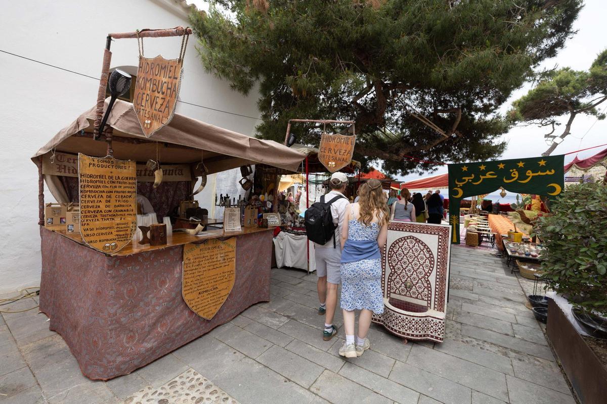 La lluvia ensombrece el primer día de la Feria Ibiza Medieval
