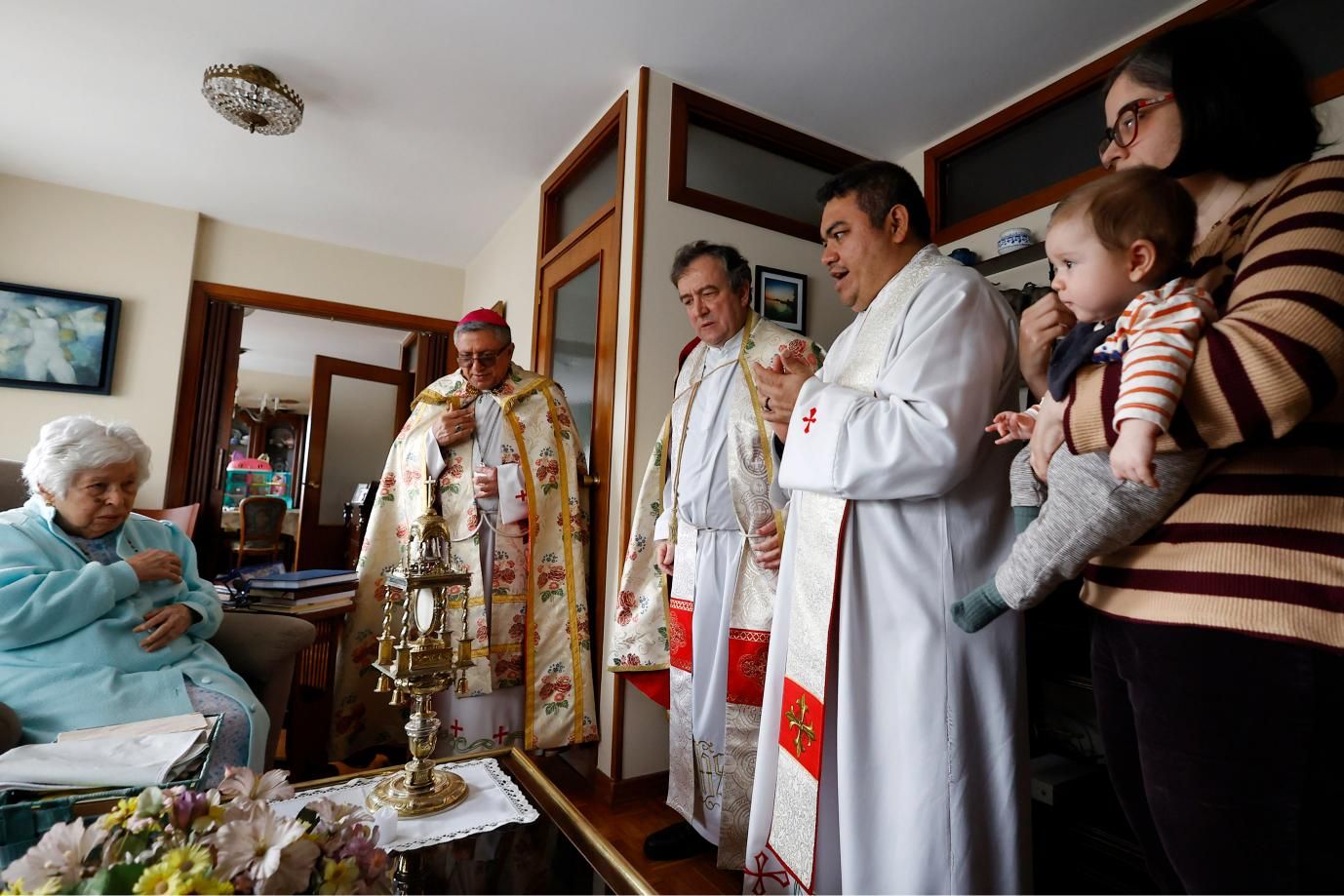 El Viático lleva la comunión a 6 enfermos: alfombrados florales y emoción en Pontevedra