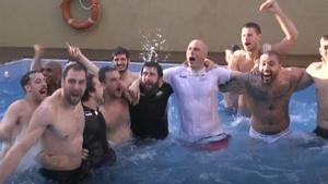 La celebración en la piscina de San Pablo Burgos tras hacer historia y meterse en semifinales