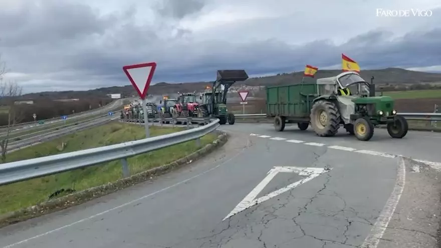 Los ganaderos desbloquean la A-52 pero seguirán con sus protestas