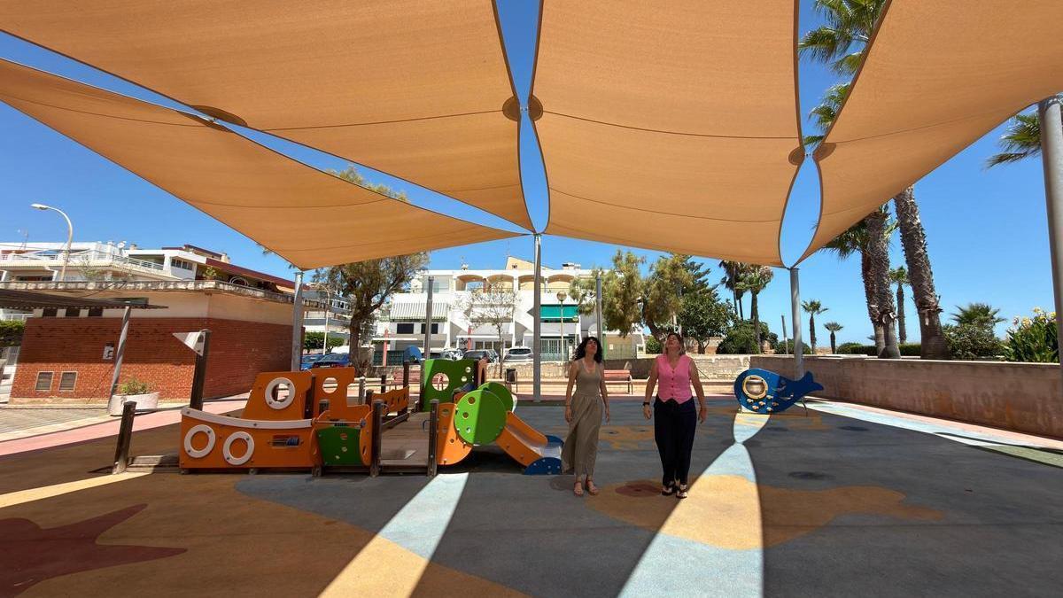 Romero y Mifsud visitan uno de los parques de la playa reformados.