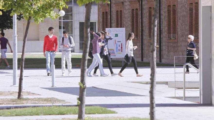 Universitarios en el Campus Viriato de Zamora.