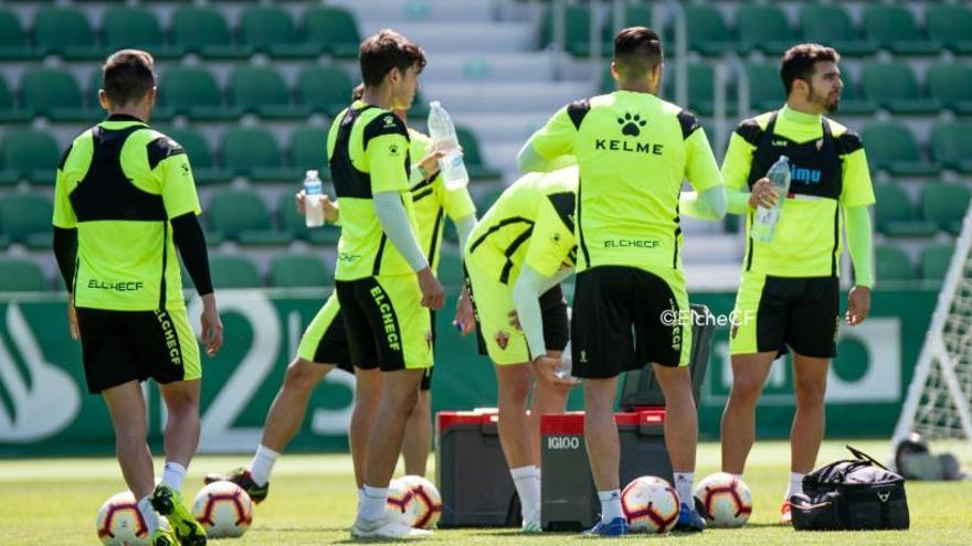 Los jugadores del Elche, al principio del entrenamiento de este miércoles