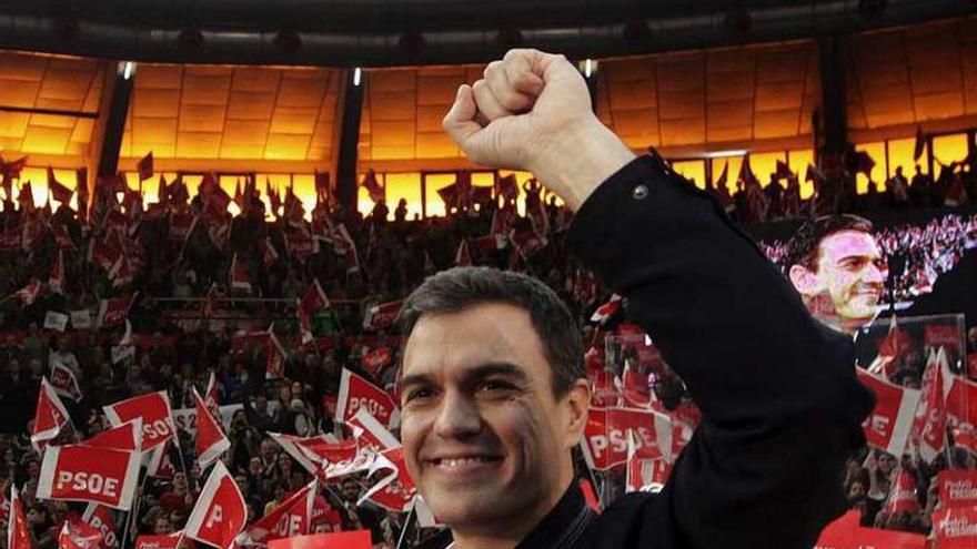 Pedro Sánchez, con el puño en alto, en el mitin de ayer en Valencia.