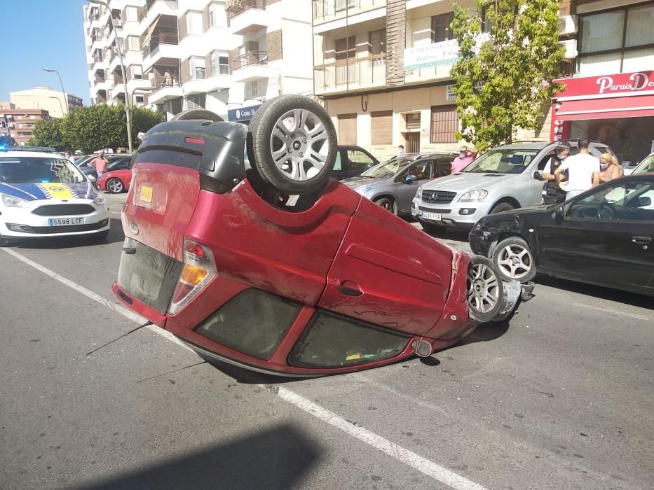 Un coche vuelca en plena calle en La Vila Joiosa.