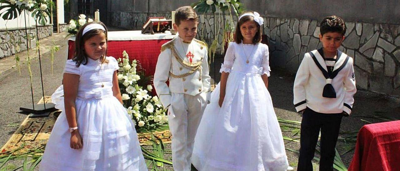 Belenia Álvarez, Beltrán Rivera, Carla Posse y Mateo Álvarez, antes de recibir la comunión en Perlora.