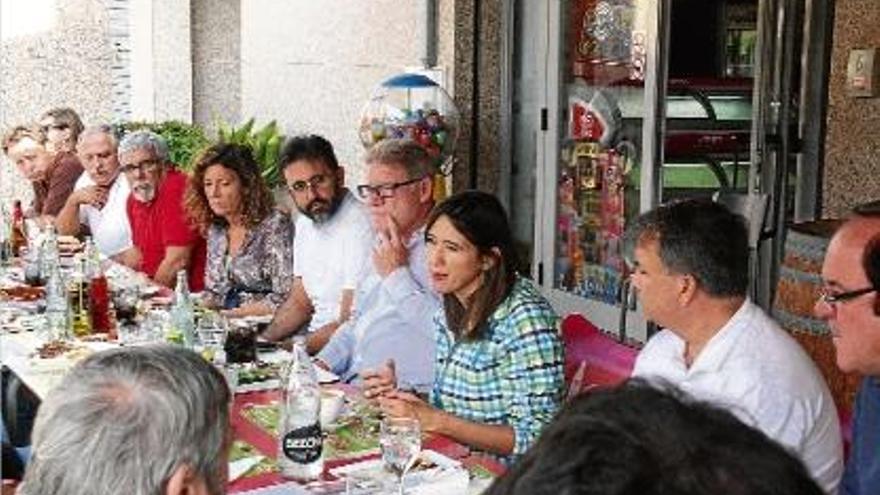 Núria Parlón i Juli Fernández, ahir al matí, esmorzant amb militants a Lloret de Mar.