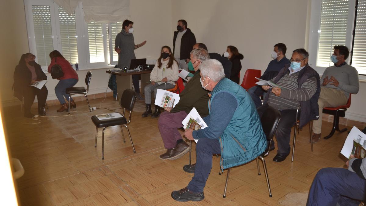 Los representantes de los Ayuntamientos, ayer en la asamblea convocada en Asturianos para conocer el proyecto de Parque Micológico