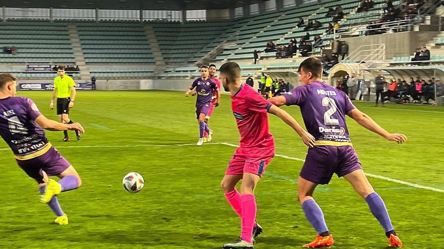 Palentino y pontinos, enfrentándose en la Nueva Balastera. |  // OURENSE CF