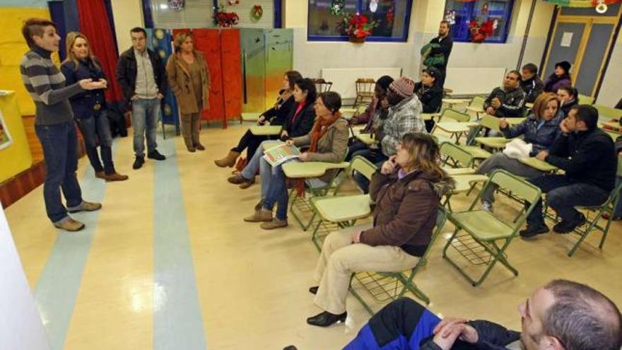 Asamblea informativa en el &quot;Picacho&quot; sobre la reubicación de Sereos prevista antes en el barrio.  // Marta G. Brea