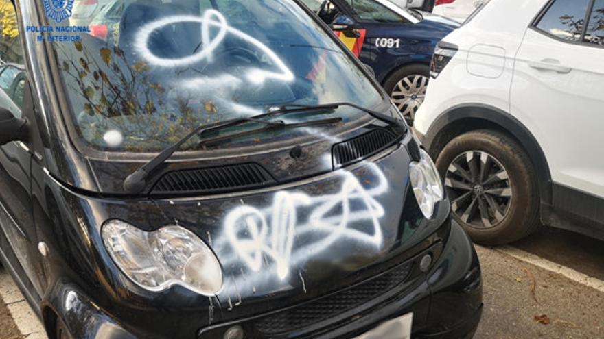 Uno de los coches que fue pintado por el detenido.