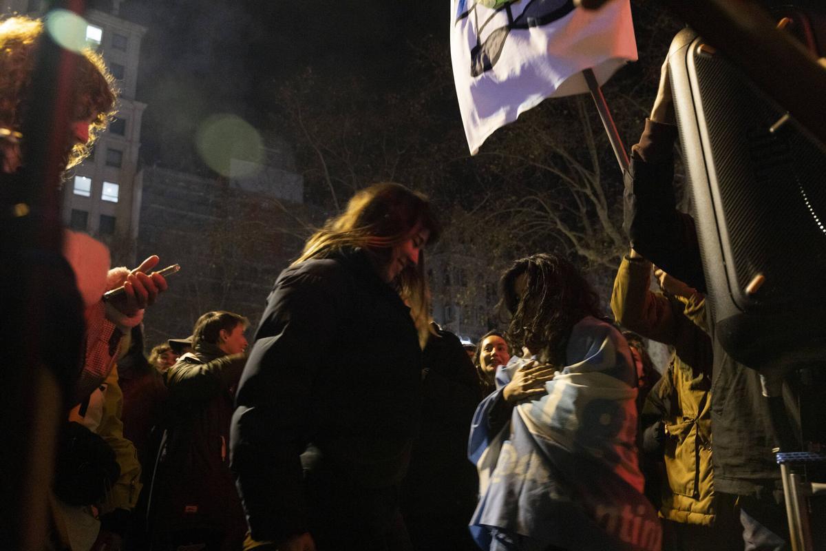 Manifestación frente al Consulado de Argentina en Barcelona contra Milei por dichos anti LGTB+ en Davos