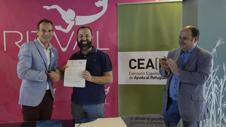 Imagen de la firma del pacto, entre responsables de Ritual Hotels y CEAR, en presencia del edil Jesús Díaz.