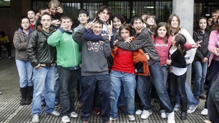 Los alumnos del instituto Illa de San Simón, ayer por la tarde, durante el recreo en las instalaciones del Mendiño, donde retomaron las clases. /