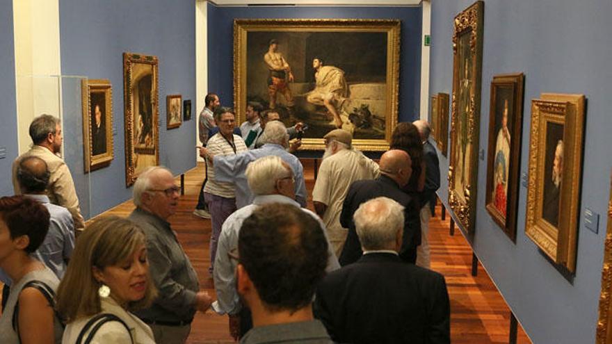 Visitantes del Museo de Málaga en una de las visitas previas a la Aduana.