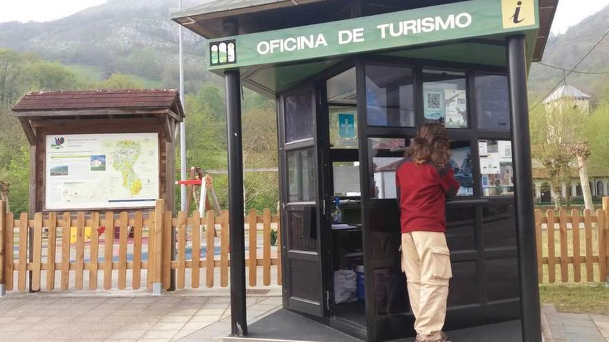 La Oficina de Turismo de Benia tras su apertura, ayer.