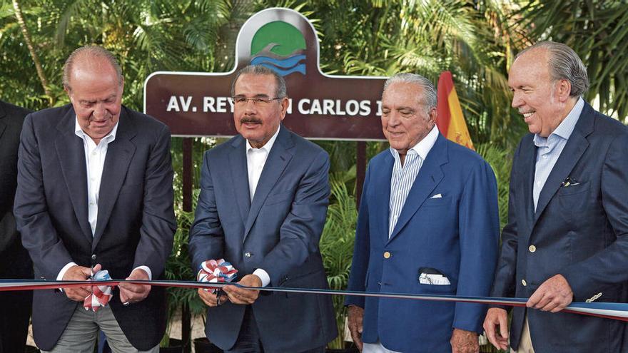 El Rey Juan Carlos y el presidente dominicano, Danilo Medina, con los empresarios Alfonso y José Fanjul, en el centro, en La Romana (República Dominicana), en 2015.